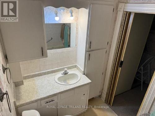 15 Charles Street, Thames Centre, ON - Indoor Photo Showing Bathroom