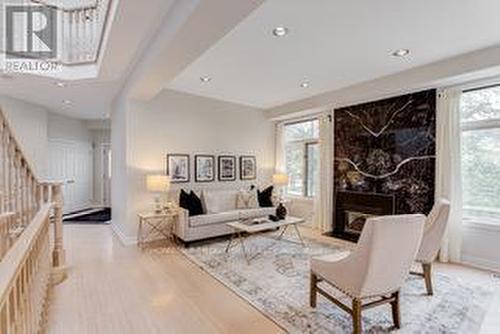 255 Elmwood Avenue, Toronto, ON - Indoor Photo Showing Living Room