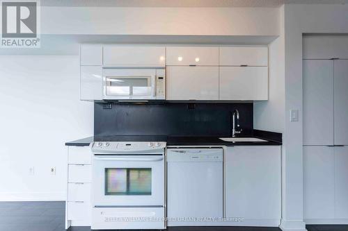 1602 - 21 Iceboat Terrace, Toronto, ON - Indoor Photo Showing Kitchen