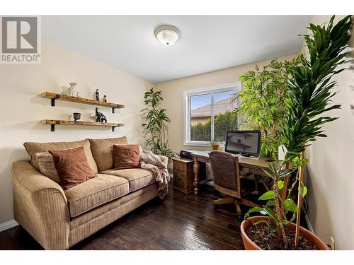 1619 Wilmot Court, Kelowna, BC - Indoor Photo Showing Living Room