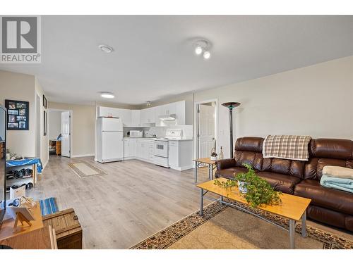 1619 Wilmot Court, Kelowna, BC - Indoor Photo Showing Living Room