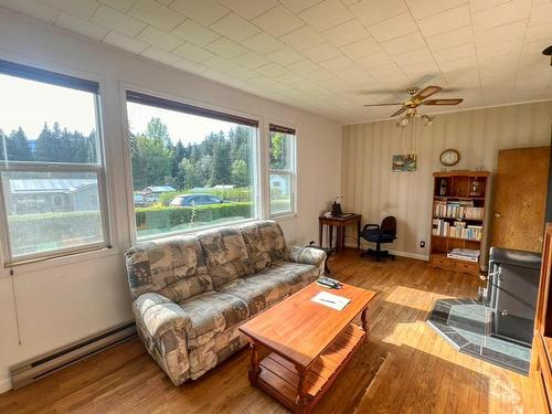 1610 Eastman Avenue, Riondel, BC - Indoor Photo Showing Living Room