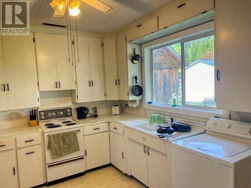 1610 Eastman Avenue, Riondel, BC - Indoor Photo Showing Kitchen