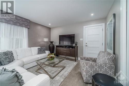 354 Tweedsmuir Avenue Unit#3, Ottawa, ON - Indoor Photo Showing Living Room