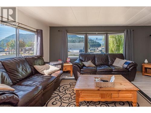 1209 Shuswap Avenue, Sicamous, BC - Indoor Photo Showing Living Room