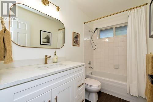2406 Forest Drive, Blind Bay, BC - Indoor Photo Showing Bathroom