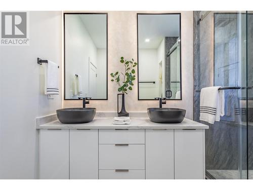 5084 Twinflower Crescent, Kelowna, BC - Indoor Photo Showing Bathroom