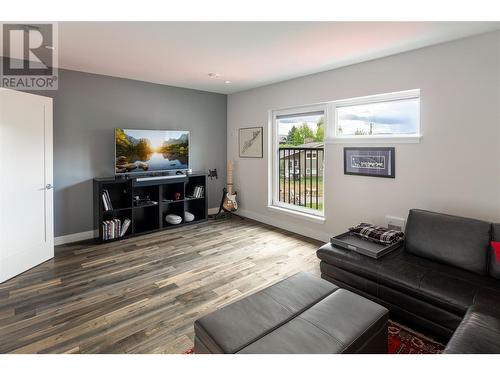 547 Radant Road, Kelowna, BC - Indoor Photo Showing Living Room