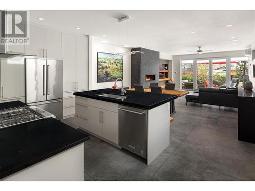547 Radant Road, Kelowna, BC - Indoor Photo Showing Kitchen With Upgraded Kitchen