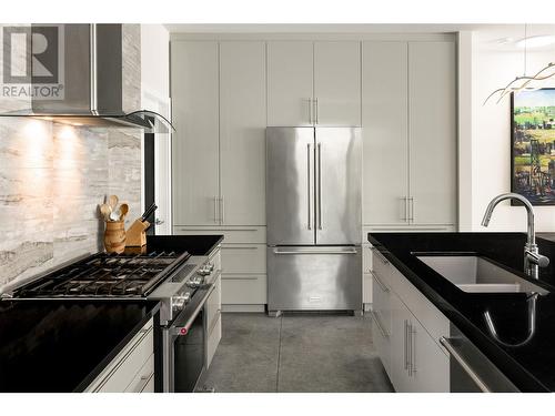 547 Radant Road, Kelowna, BC - Indoor Photo Showing Kitchen With Upgraded Kitchen