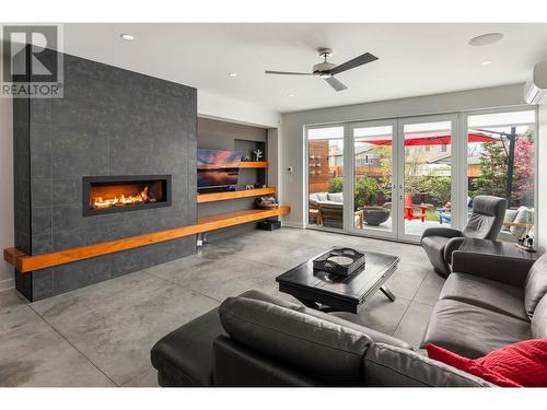 547 Radant Road, Kelowna, BC - Indoor Photo Showing Living Room With Fireplace