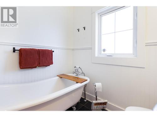 1830 6Th Avenue, Prince George, BC - Indoor Photo Showing Bathroom