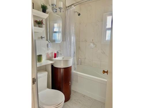 3320 Lilac Crescent, Trail, BC - Indoor Photo Showing Bathroom