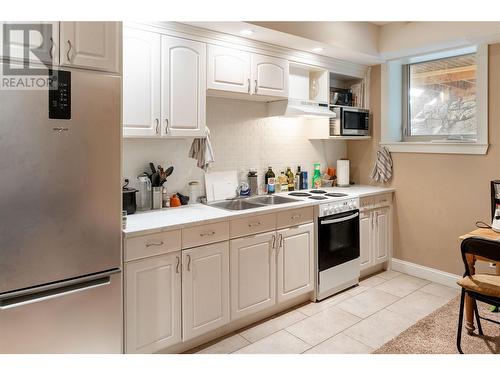 4531 Gaspardone Road, Kelowna, BC - Indoor Photo Showing Kitchen With Double Sink