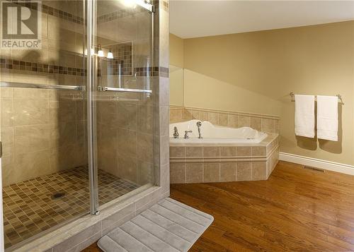 Ensuite Bath - 11713 Lakeshore Drive, Morrisburg, ON - Indoor Photo Showing Bathroom