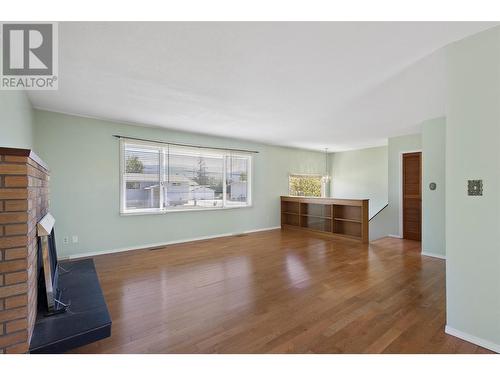 2040 Polo Road, Kelowna, BC - Indoor Photo Showing Living Room