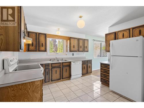 2040 Polo Road, Kelowna, BC - Indoor Photo Showing Kitchen With Double Sink