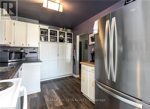 6861 Hagar Avenue, Niagara Falls, ON - Indoor Photo Showing Kitchen With Double Sink
