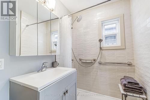 185 Simcoe Street E, Hamilton, ON - Indoor Photo Showing Bathroom