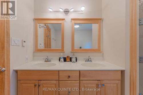 4184 Old Highway 2, Belleville, ON - Indoor Photo Showing Bathroom