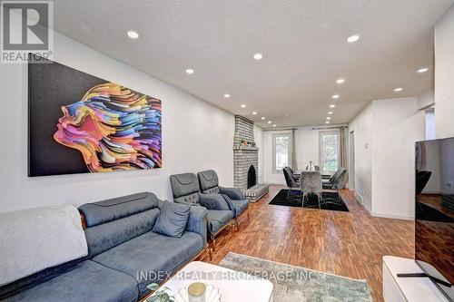 30 Maxwell Drive, Kitchener, ON - Indoor Photo Showing Living Room