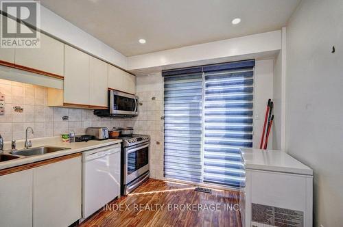 30 Maxwell Drive, Kitchener, ON - Indoor Photo Showing Kitchen