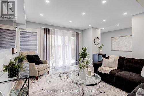 113 Milestone Crescent, Aurora, ON - Indoor Photo Showing Living Room