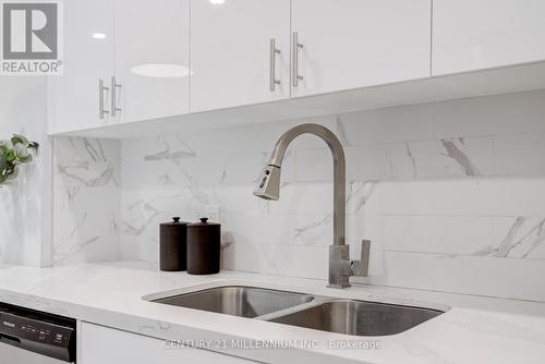 113 Milestone Crescent, Aurora, ON - Indoor Photo Showing Kitchen With Double Sink