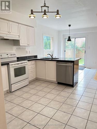 34 Ludford Drive, Richmond Hill, ON - Indoor Photo Showing Kitchen