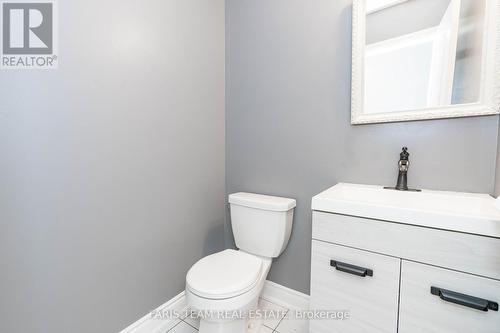 11 Cityview Circle, Barrie, ON - Indoor Photo Showing Bathroom