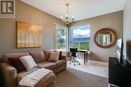 2304 Capistrano Drive, Kelowna, BC - Indoor Photo Showing Living Room
