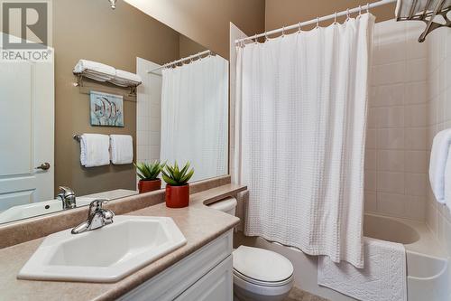 2304 Capistrano Drive, Kelowna, BC - Indoor Photo Showing Bathroom