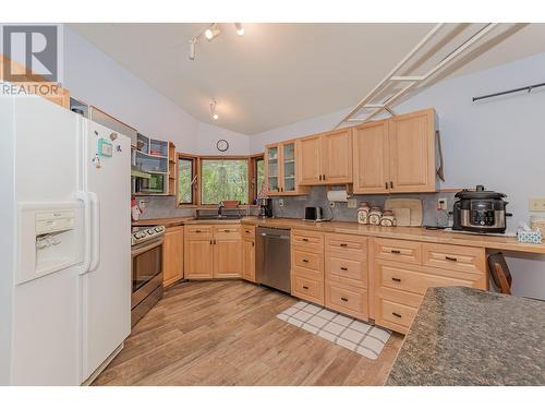 7025 97A Highway, Grindrod, BC - Indoor Photo Showing Kitchen