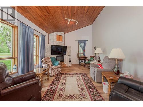 7025 97A Highway, Grindrod, BC - Indoor Photo Showing Living Room