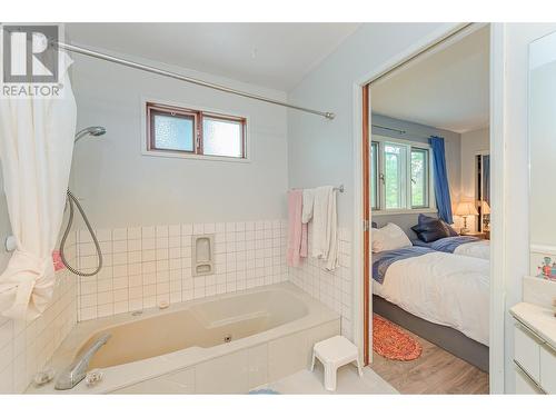 7025 97A Highway, Grindrod, BC - Indoor Photo Showing Bathroom