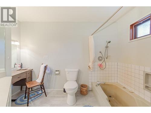 7025 97A Highway, Grindrod, BC - Indoor Photo Showing Bathroom