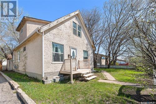 766 Fairford Street E, Moose Jaw, SK - Outdoor
