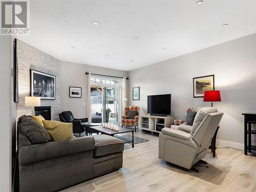 339 Hummingbird Avenue, Vernon, BC - Indoor Photo Showing Living Room