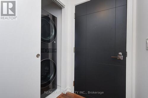 3207 - 89 Dunfield Avenue, Toronto, ON - Indoor Photo Showing Laundry Room