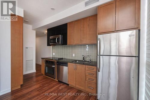 3207 - 89 Dunfield Avenue, Toronto, ON - Indoor Photo Showing Kitchen