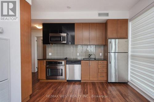 3207 - 89 Dunfield Avenue, Toronto, ON - Indoor Photo Showing Kitchen