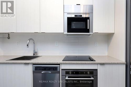 523 - 101 Erskine Avenue, Toronto, ON - Indoor Photo Showing Kitchen