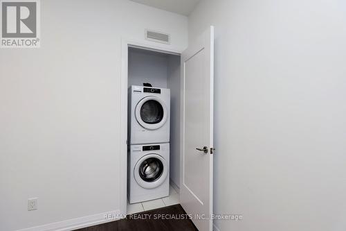 523 - 101 Erskine Avenue, Toronto, ON - Indoor Photo Showing Laundry Room