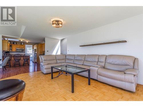 8685 Harbour Heights Road, Vernon, BC - Indoor Photo Showing Living Room
