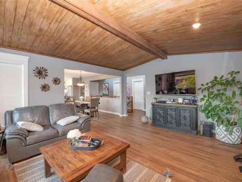 1405 39 B Avenue, Vernon, BC - Indoor Photo Showing Living Room