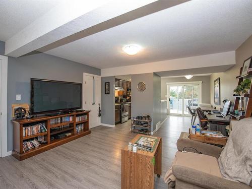 1405 39 B Avenue, Vernon, BC - Indoor Photo Showing Living Room