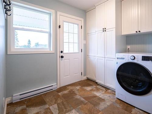 1375 Mountain View Road, Armstrong, BC - Indoor Photo Showing Laundry Room