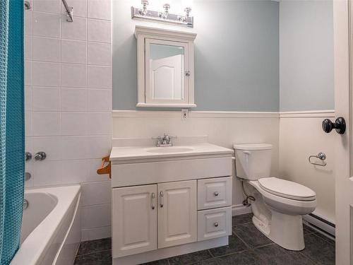 1375 Mountain View Road, Armstrong, BC - Indoor Photo Showing Bathroom