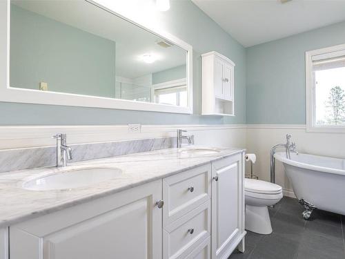 1375 Mountain View Road, Armstrong, BC - Indoor Photo Showing Bathroom