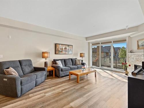 316-3865 Truswell Road, Kelowna, BC - Indoor Photo Showing Living Room